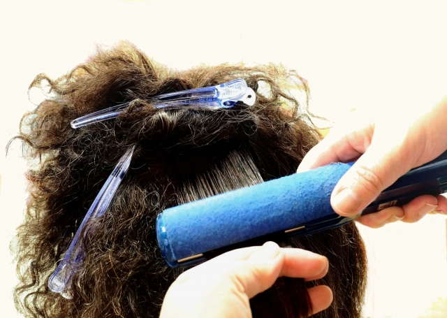 髪のうねりは遺伝だけじゃない！うねり髪の原因と改善方法